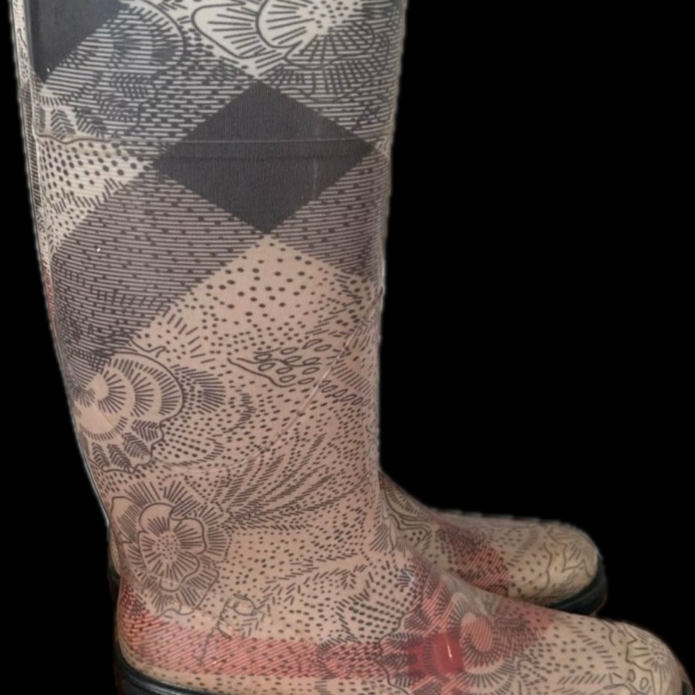 Burberry Winter Boots Black Red Stylish Rainwear - Picture 2 of 4